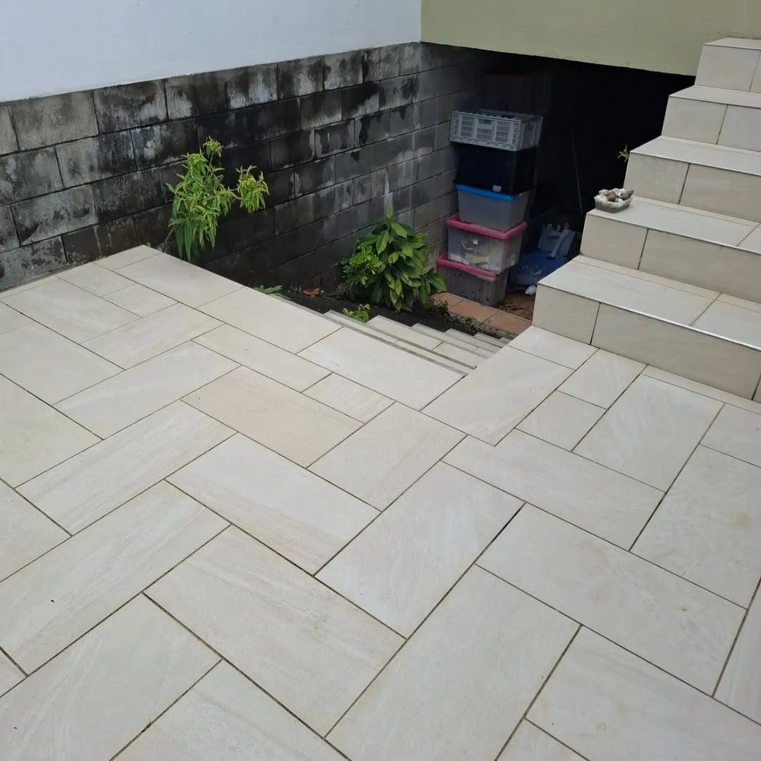 Après : le même escalier et dallage nettoyés, carrelage clair